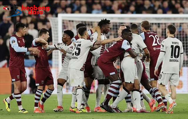  Salah tỏa sáng muộn màng, Liverpool dừng chân Europa League