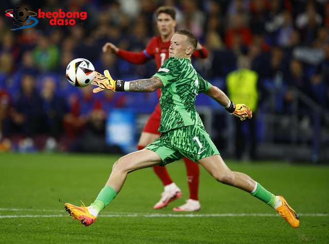  Euro 2024: Tuyển Anh thắng nhọc, thủ môn Pickford sánh ngang huyền thoại