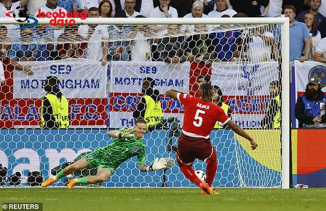  Euro 2024: "Chiếc bình nước huyền thoại" và kỳ tích Jordan Pickford