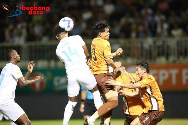  HAGL kiên cường hòa đương kim vô địch V-League