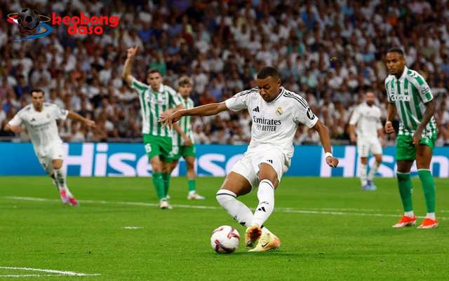  Kylian Mbappe nhẹ nhõm sau cú đúp giúp Real Madrid thắng Betis 2-0