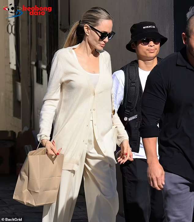 Pax Thiên được Angelina Jolie mời bác sĩ thẩm mỹ trị sẹo