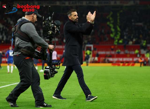  Van Nistelrooy ngồi "ghế nóng", Leicester mơ tách tốp Ngoại hạng Anh