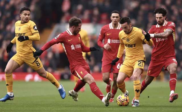  Liverpool chật vật hạ Wolverhampton, ngạo nghễ ngôi đầu Ngoại hạng