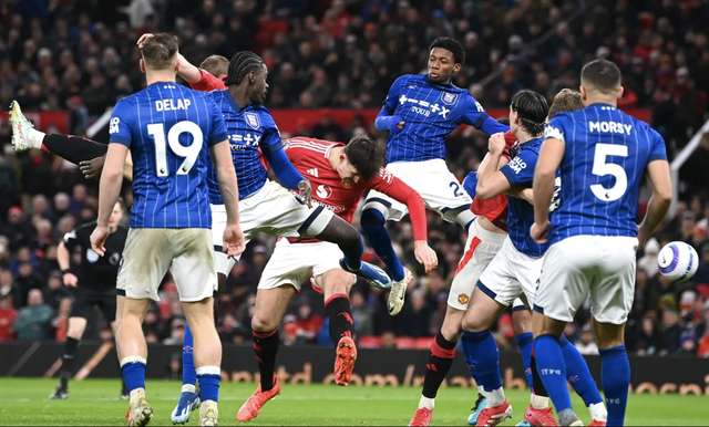  Thẻ đỏ ngỡ ngàng, Man United gian nan giành chiến thắng