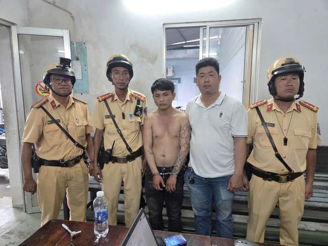 Rượt đuổi nghẹt thở suốt 50 km, hàng chục CSGT khống chế đối tượng trộm ô tô