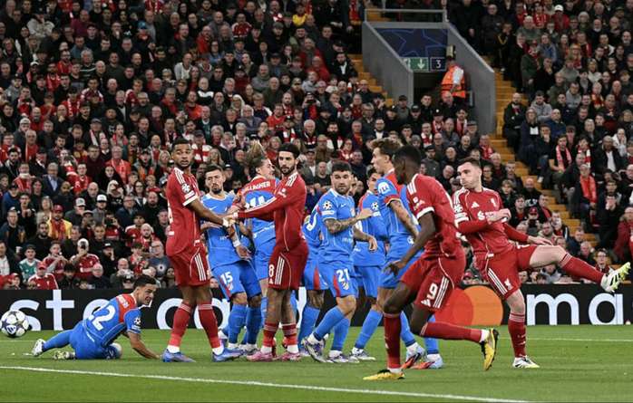  Trung vệ thành người hùng, Liverpool thắng nghẹt thở ở phút 90+2