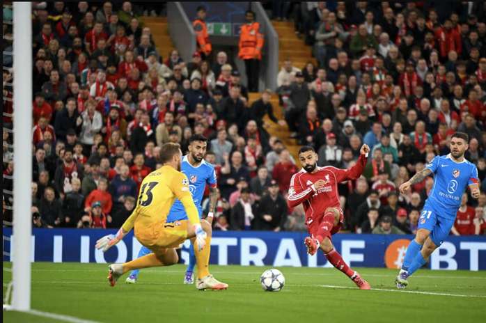  Trung vệ thành người hùng, Liverpool thắng nghẹt thở ở phút 90+2