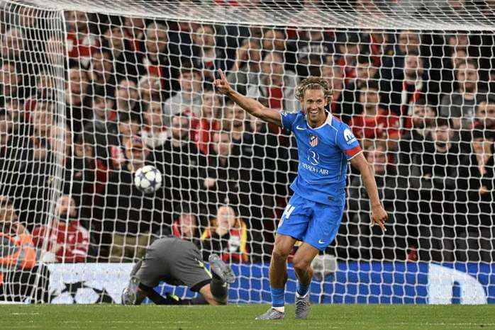  Trung vệ thành người hùng, Liverpool thắng nghẹt thở ở phút 90+2