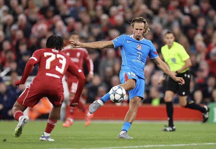  Trung vệ thành người hùng, Liverpool thắng nghẹt thở ở phút 90+2