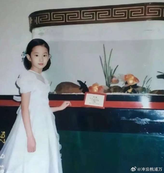 Ảnh thời bé hé lộ ấu thơ sung túc của Lưu Diệc Phi