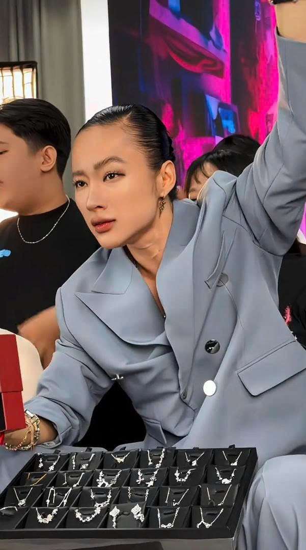  Angela Phương Trinh làm trò?