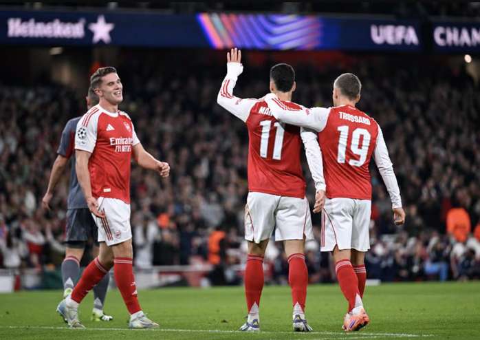  Arsenal "đại phá" Olympiakos, bay cao Top 5 Champions League