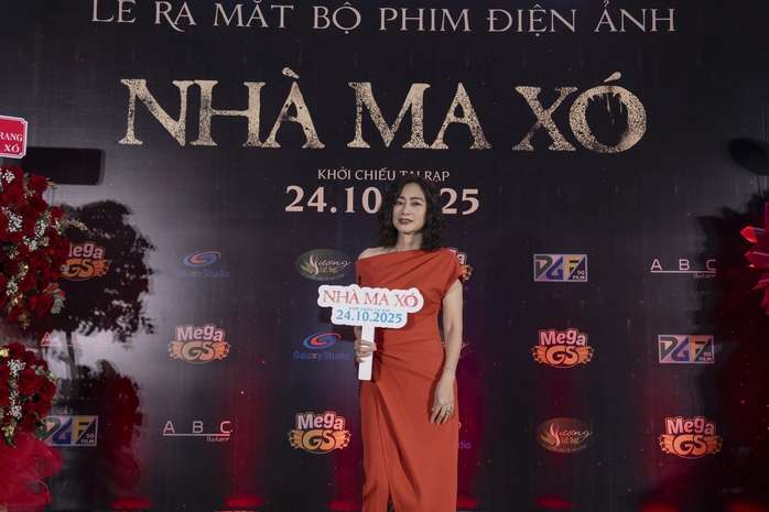 Hoài Lâm "quên lời" khi hát nhạc phim có Vân Trang, Quang Tuấn