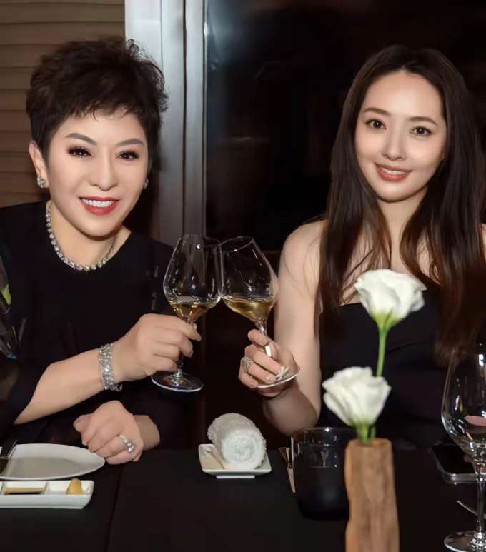 Bà trùm showbiz Hong Kong: ‘Làm dâu hào môn thường không hạnh phúc’