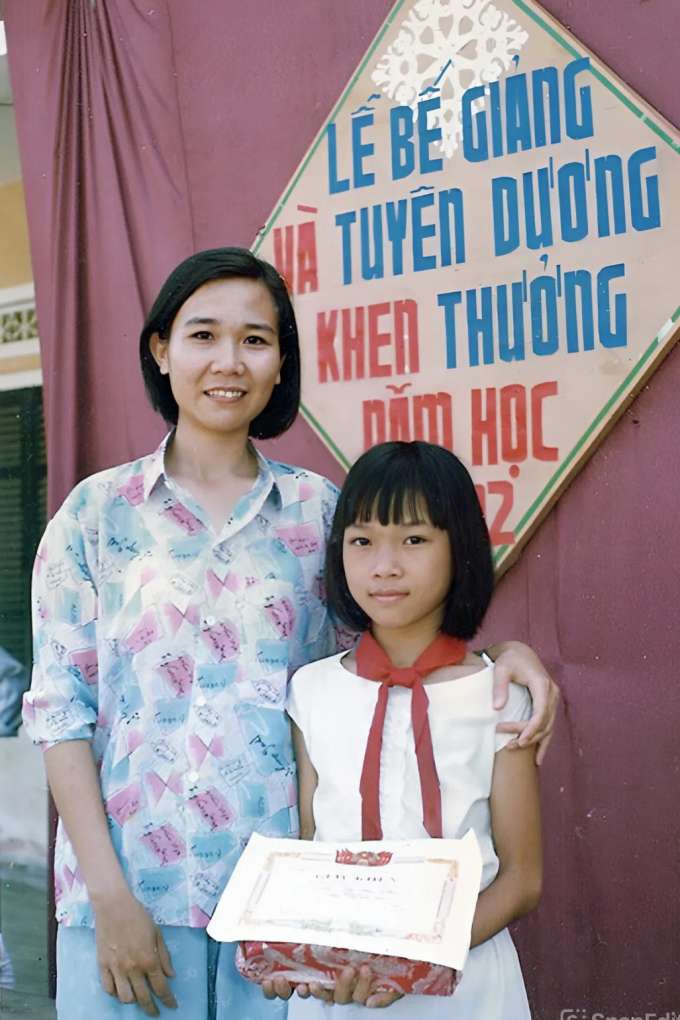 Bạn có nhận ra đây là ảnh thơ ấu của nữ ca sĩ đình đám nào?