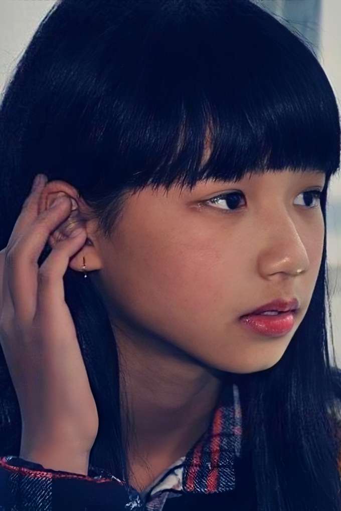 Bạn có nhận ra đây là ảnh thơ ấu của nữ ca sĩ đình đám nào?