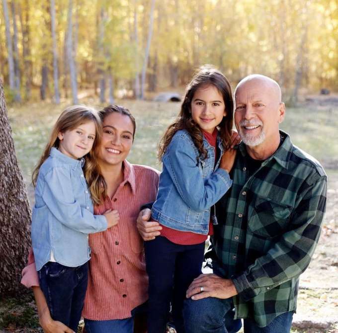 Hai con gái Bruce Willis buồn vì sức khỏe cha sa sút