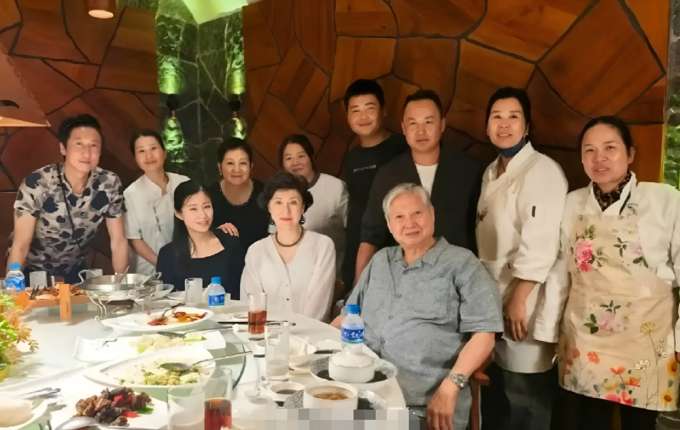 Sao châu Á 6/10: Quách Tấn An sánh vai bạn gái tin đồn kém 37 tuổi