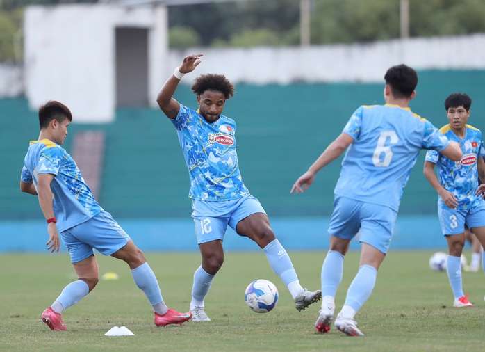 Đội trưởng Đỗ Duy Mạnh: Nguyễn Xuân Son là tiền đạo xuất sắc