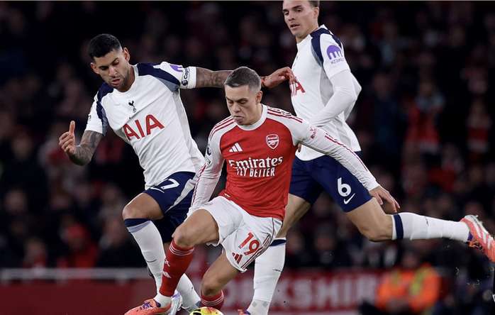 Eze Eberechi lập hat-trick lịch sử, Arsenal đại thắng derby Bắc London