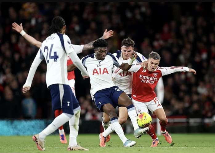  Eze Eberechi lập hat-trick lịch sử, Arsenal đại thắng derby Bắc London