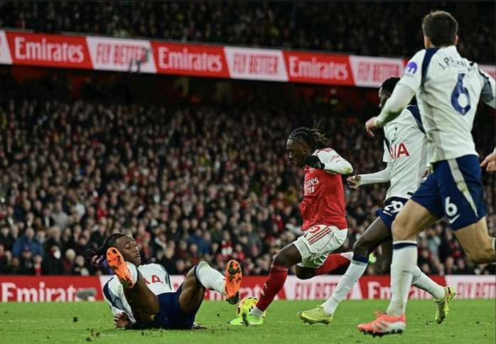  Eze Eberechi lập hat-trick lịch sử, Arsenal đại thắng derby Bắc London