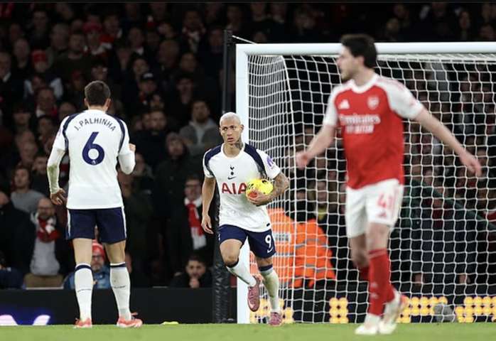  Eze Eberechi lập hat-trick lịch sử, Arsenal đại thắng derby Bắc London