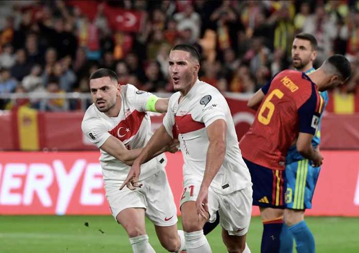  Hòa thót tim Thổ Nhĩ Kỳ, Tây Ban Nha lập kỷ lục và giành vé World Cup