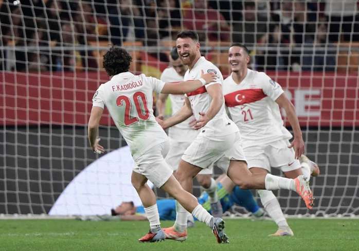  Hòa thót tim Thổ Nhĩ Kỳ, Tây Ban Nha lập kỷ lục và giành vé World Cup