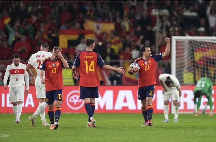  Hòa thót tim Thổ Nhĩ Kỳ, Tây Ban Nha lập kỷ lục và giành vé World Cup
