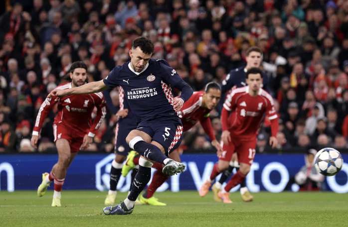  Liverpool thảm bại 1-4 trước PSV ngay tại sân Anfield