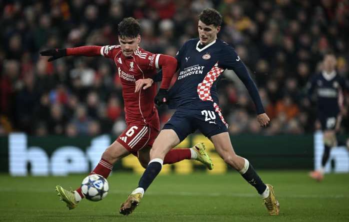  Liverpool thảm bại 1-4 trước PSV ngay tại sân Anfield
