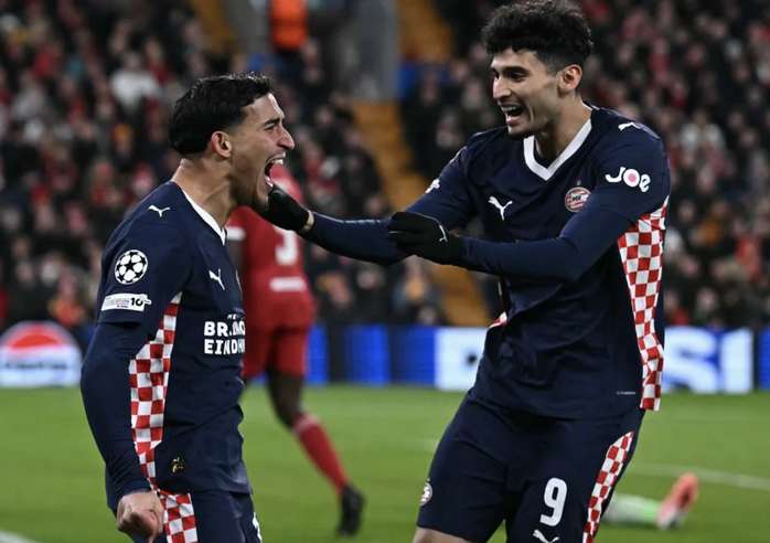  Liverpool thảm bại 1-4 trước PSV ngay tại sân Anfield