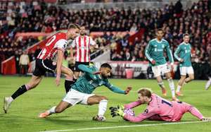  Liverpool thảm bại 1-4 trước PSV ngay tại sân Anfield