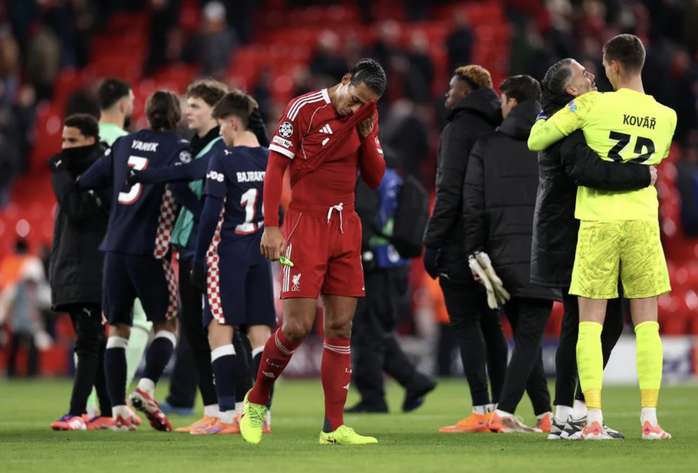 Liverpool thảm bại 1-4 trước PSV ngay tại sân Anfield