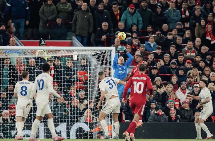  Liverpool thua sốc Nottingham Fores tại Anfield