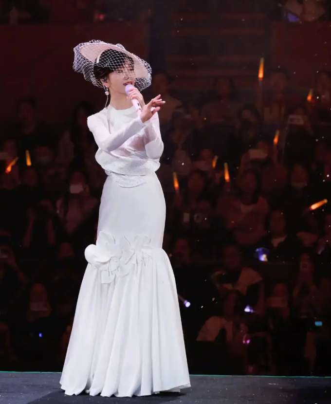 'Nữ hoàng cổ trang' Triệu Nhã Chi thay gần 20 váy trong sinh nhật tuổi 72