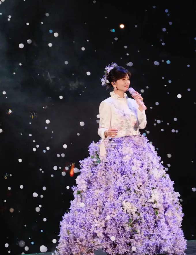 'Nữ hoàng cổ trang' Triệu Nhã Chi thay gần 20 váy trong sinh nhật tuổi 72