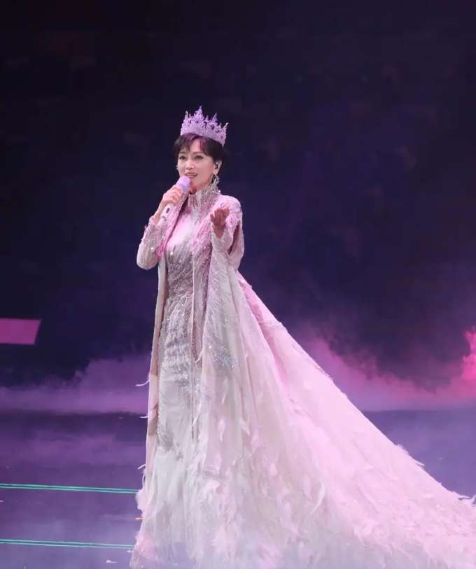 'Nữ hoàng cổ trang' Triệu Nhã Chi thay gần 20 váy trong sinh nhật tuổi 72