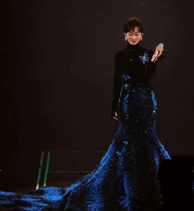 'Nữ hoàng cổ trang' Triệu Nhã Chi thay gần 20 váy trong sinh nhật tuổi 72