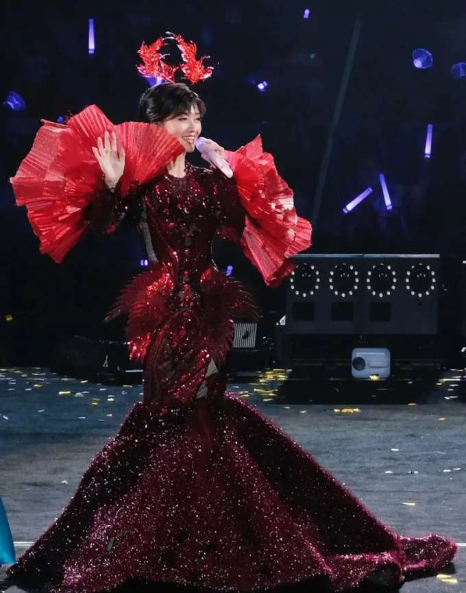 'Nữ hoàng cổ trang' Triệu Nhã Chi thay gần 20 váy trong sinh nhật tuổi 72