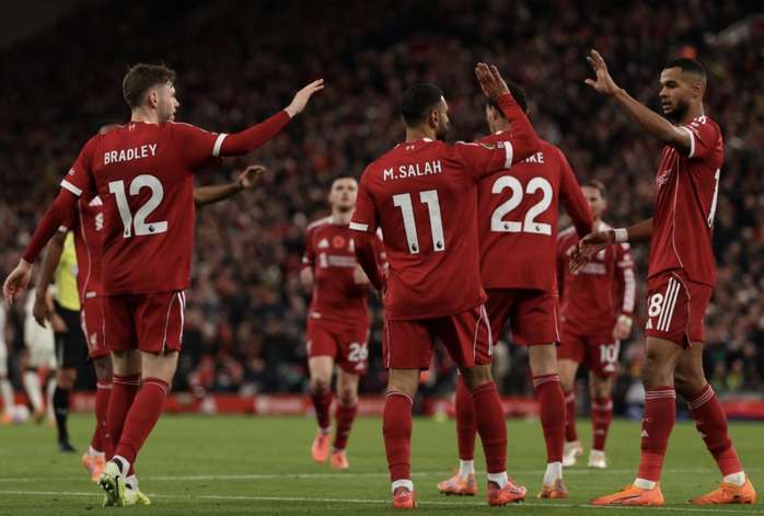 Salah chạm tay đến kỷ lục, Liverpool tìm lại niềm vui chiến thắng