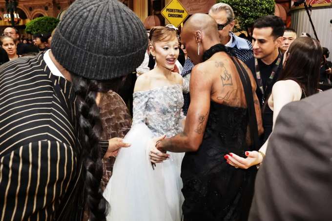 Ảnh hot Hollywood trong tuần: Hailey Bieber diện đầm hở bạo