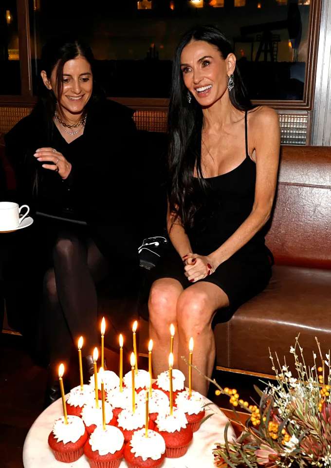 Ảnh hot Hollywood trong tuần: Hailey Bieber diện đầm hở bạo