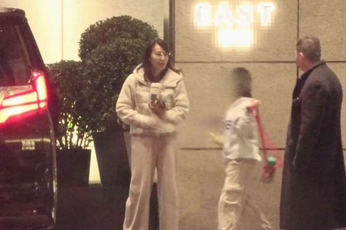 Sao châu Á 21/11: Angelababy đi ăn với mẹ Huỳnh Hiểu Minh