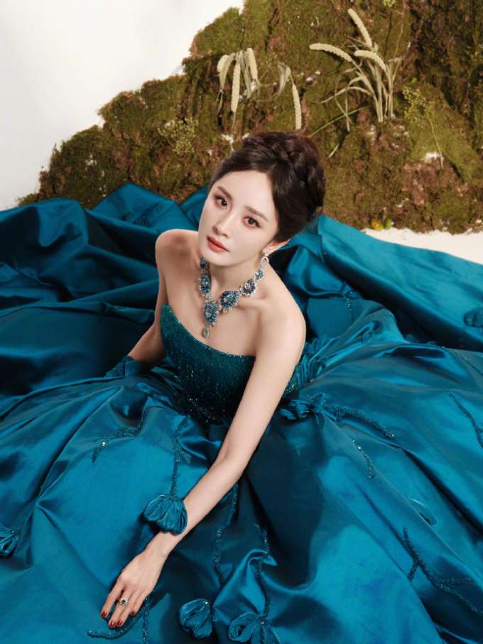 Sao châu Á 4/11: Dương Mịch hóa nữ hoàng chim công