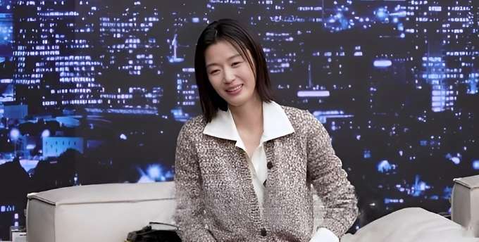 Sao châu Á 8/11: Jeon Ji Hyun tiết lộ 'yêu ông xã từ cái nhìn đầu tiên'