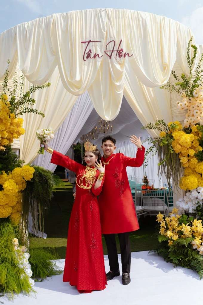 Vợ tiền vệ Minh Khoa đeo vàng trĩu cổ trong ngày cưới