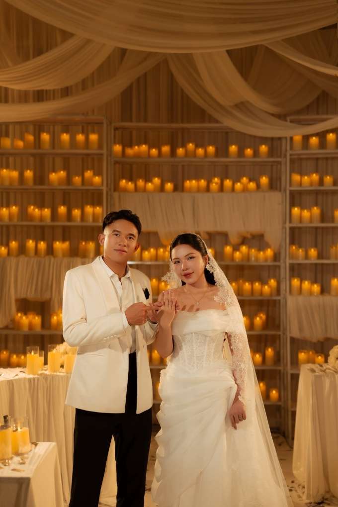 Vợ tiền vệ Minh Khoa đeo vàng trĩu cổ trong ngày cưới